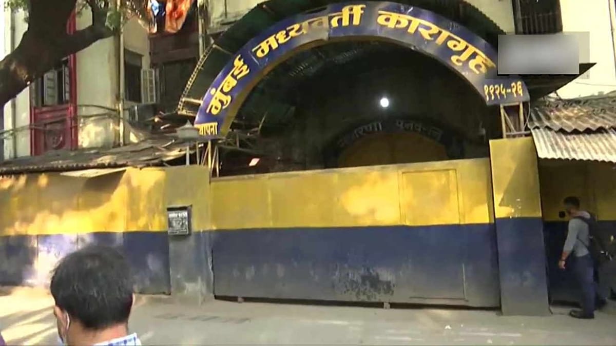 Aryan Shahrukh Khan: આર્યન ખાનને જોવા જવું મોંઘુ પડી ગયું, 10 લોકોના ખિસ્સામાંથી મોબાઈલ ગાયબ