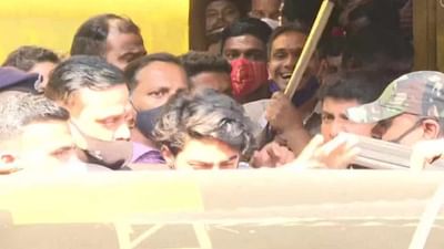 Aryan Khan Release: આર્યન ખાન મન્નત પહોંચ્યો, ફેન્સની ભીડ ઉમટી પડી, ફટાકડાની આતશબાજીથી કરવામાં આવ્યું સ્વાગત