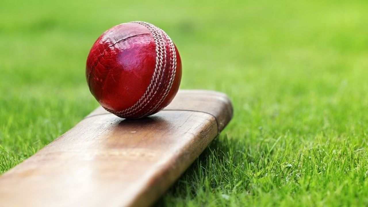 Cricket: ભારતીય ક્રિકેટ માટે માઠા સમાચાર, મેચ દરમ્યાન ચહેરા પર બોલ વાગવાથી હોસ્પીટલમાં રહેલા અંપાયરનુ મોત