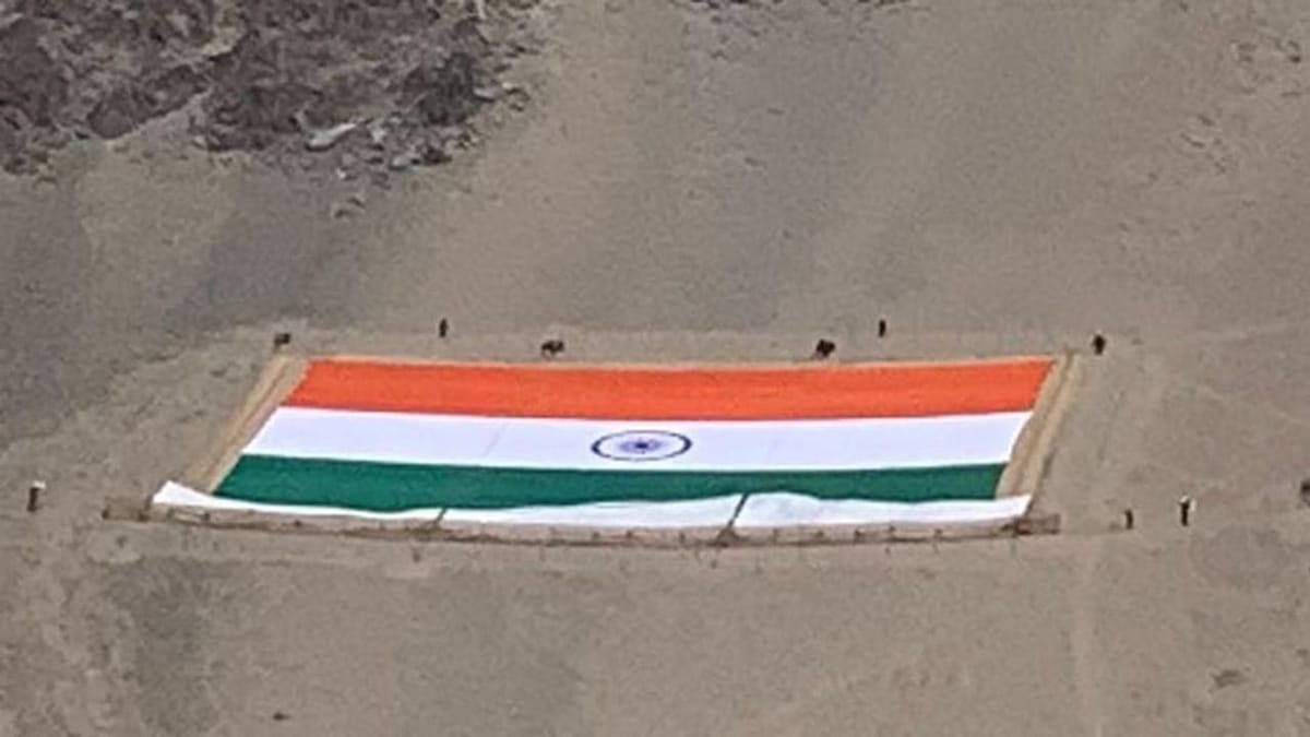 કેન્દ્રશાસિત પ્રદેશ લદ્દાખે બાપુને આ રીતે આપી શ્રદ્ધાંજલિ, હાથથી બનાવેલો દેશનો સૌથી મોટો તિરંગો જોઈને તમે પણ દંગ રહી જશો !