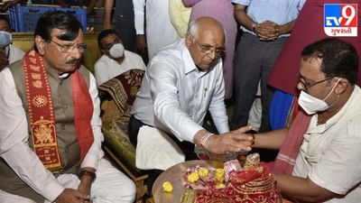 આ સમયે મુખ્યપ્રધાન સાથે રાજ્યના કેબિનેટે પ્રધાન બ્રિજેશ મેરજા પણ પૂજામાં જોડાયા હતા.