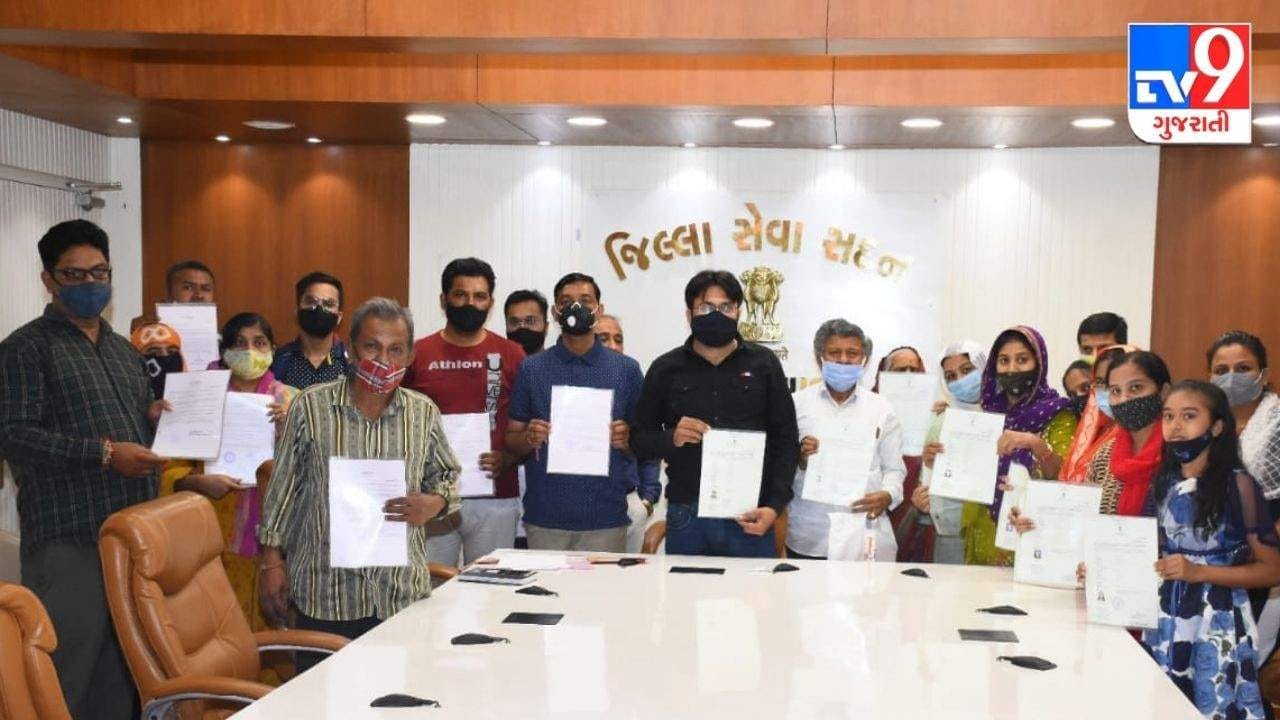 અમદાવાદ જિલ્લા કલેકટર દ્વારા 11 પાકિસ્તાની હિન્દુઓને નાગરિકતા પત્ર એનાયત કરાયા