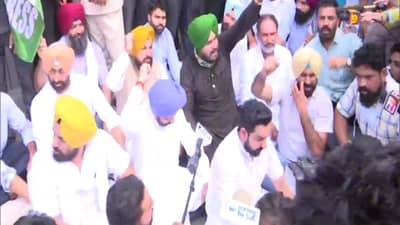 UP Lakhimpur Violence: ચંડીગઢમાં રાજભવન સામે ધારણા પર બેઠેલા નવજોત સિંહ સિદ્ધૂની પોલીસ દ્વારા ધરપકડ