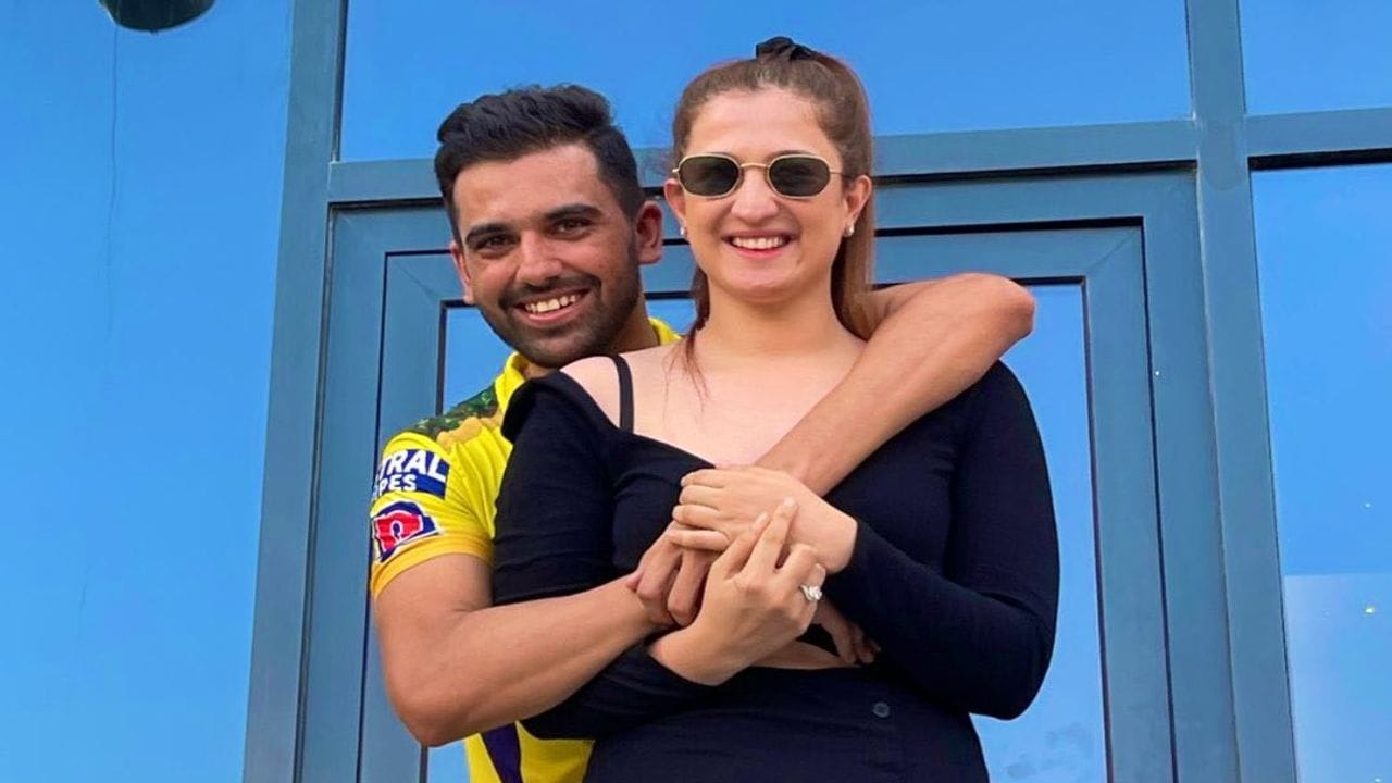 IPL 2021: દિપક ચાહરે મેચ બાદ ગર્લ ફ્રેન્ડને વિંટી પહેરાવી કર્યુ પ્રપોઝ, હસતા હસતા જોડી ભેટી પડી, જુઓ વિડીયો