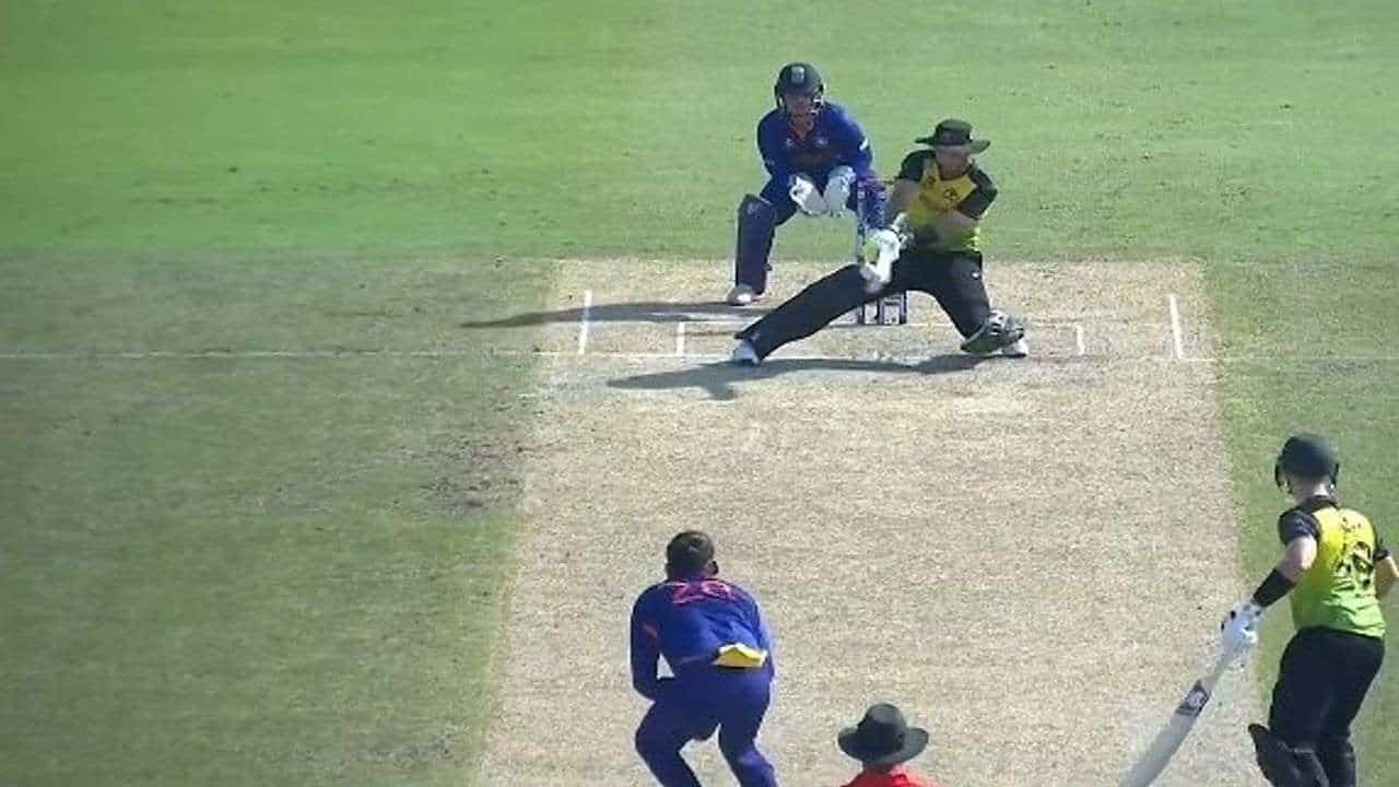 T20 World Cup: મેક્સવેલને ભારે પડી વિરાટ કોહલીની દોસ્તી, વોર્મ-અપ મેચમાં ચાહર પાસે ઉખાડ્યુ સ્ટંપ, જુઓ