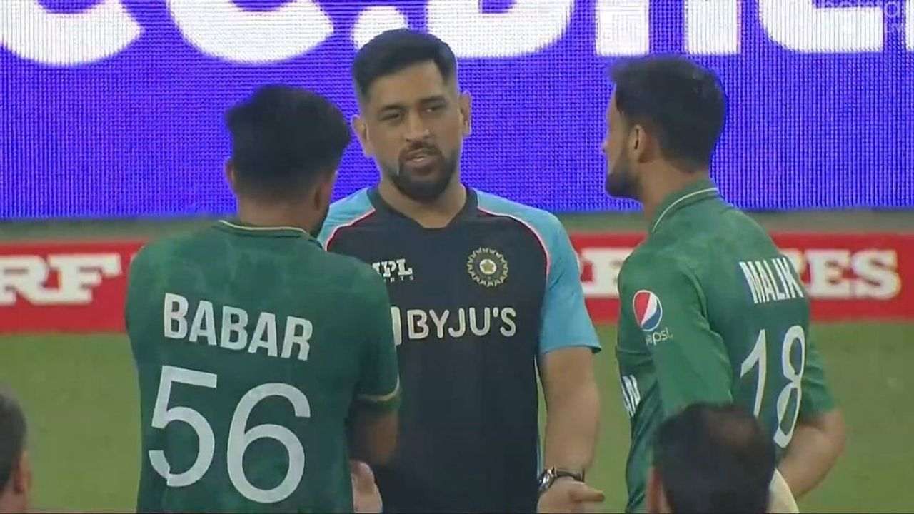 T20 World Cup IND vs PAK: મેચ બાદ ધોનીએ PAK ખેલાડીઓ સાથે વાત કરી, ICC વીડિયો શેર કરી કહ્યું આ ભારત-પાકિસ્તાન ક્રિકેટની અસલી કહાની છે