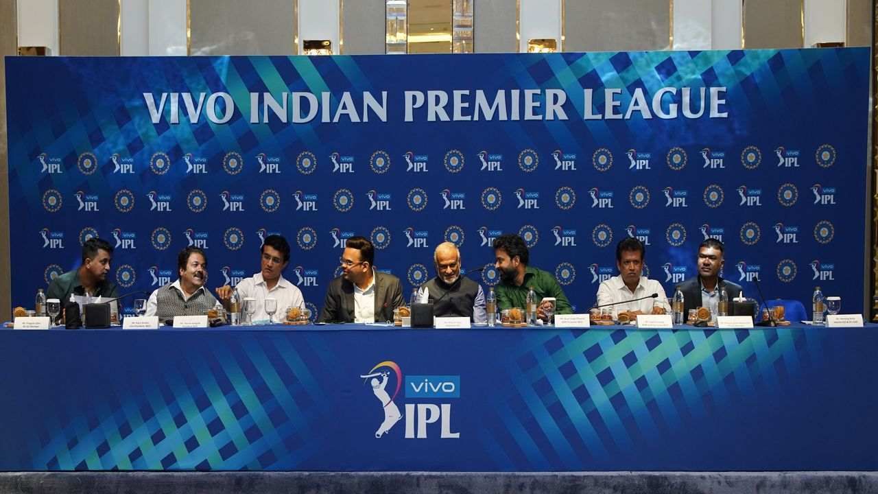 IPLની 2 નવી ટીમોની જાહેરાત કરવામાં આવી છે. આ સાથે, 10 ટીમો 2022 થી 8 ને બદલે IPL માં એકબીજા સામે રમતી જોવા મળશે. આ ટીમો અમદાવાદ અને લખનૌ છે.