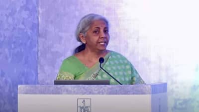 અર્થવ્યવસ્થાના સુધાર માટે દરેક વ્યક્તિએ રસી લેવી જરૂરી, પડકારો પણ ઓછા નથી - નાણામંત્રીએ આપ્યુ નિવેદન