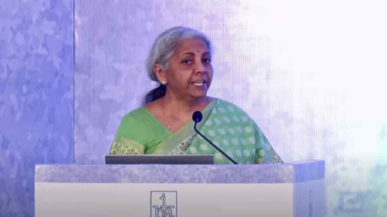 અર્થવ્યવસ્થાના સુધાર માટે દરેક વ્યક્તિએ રસી લેવી જરૂરી, પડકારો પણ ઓછા નથી - નાણામંત્રીએ આપ્યુ નિવેદન