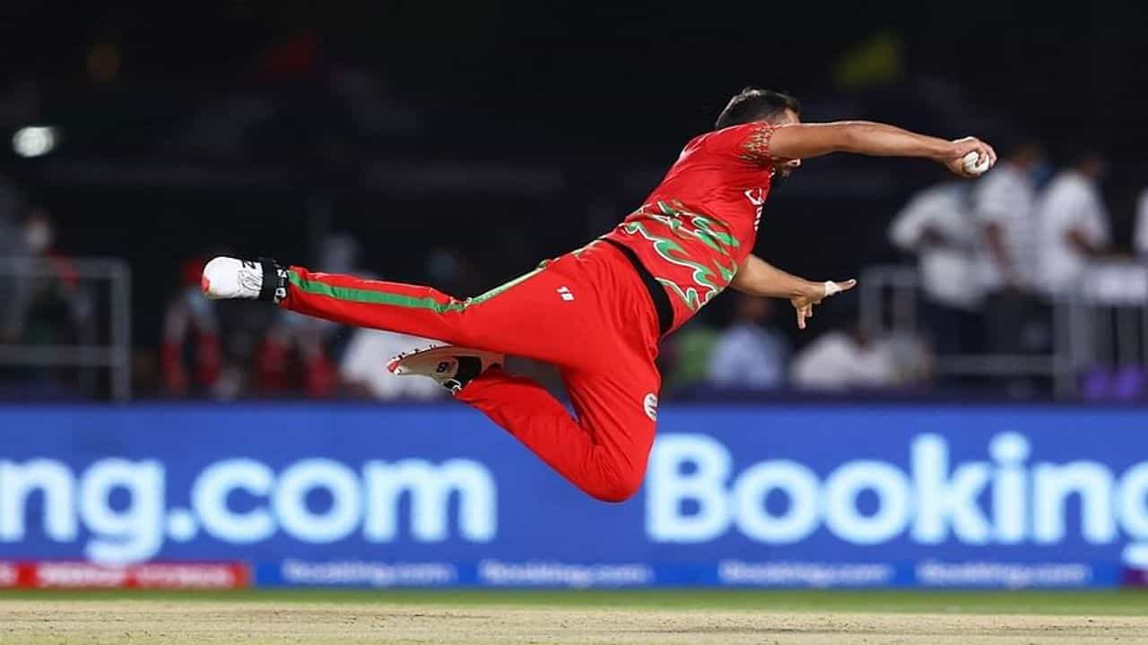 T20 World Cup 2021: ઓમાનના ઝડપી બોલરે ઝડપ્યો અદ્ભૂત કેચ, બાંગ્લાદેશ સામેની મેચમાં ઝડપેલો કેચ વાયરલ થવા લાગ્યો, જુઓ