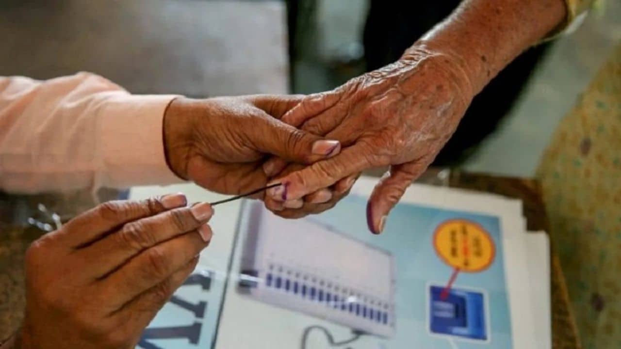 Gandhinagar: 162 ઉમેદવારોના ભાવિ EVM માં સીલ, જાણો ચૂંટણીના કુલ મતદાનથી લઈને વિવાદો વિશે