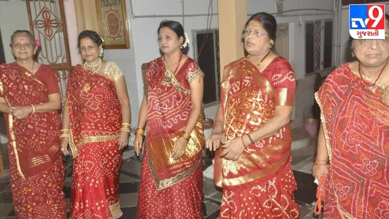 JAMNAGAR : ગુગળી બ્રાહ્મણ 505 મહિલા મંડળ છેલ્લા 75 વર્ષથી પ્રાચીન ગરબાથી માતાની કરે છે આરાધાના