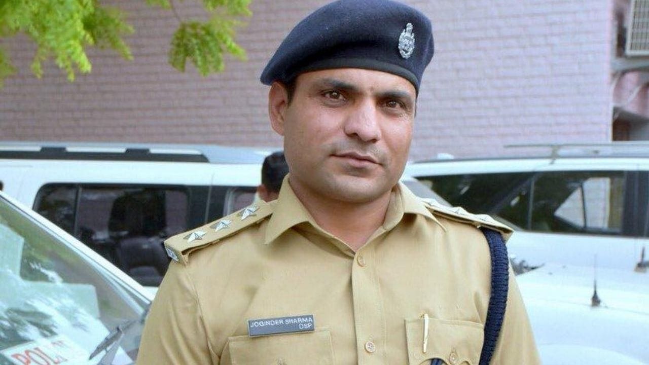  જોગીન્દર શર્માનું નામ તે વર્લ્ડકપ પછી અમર બની ગયું. તેણે પાકિસ્તાન સામે રમાયેલી અંતિમ મેચમાં છેલ્લી ઓવર ફેંકી અને ટીમને વિજય તરફ દોરી.