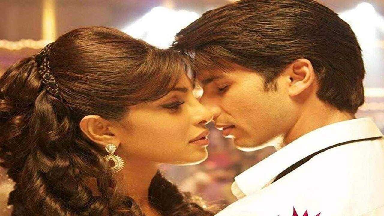 લિવ-ઈનમાં રહેતા શાહિદ કપૂર (Shahid Kapoor) અને પ્રિયંકા ચોપરા (Priyanka Chopra) નો પ્રેમ પૂર્ણ થઈ શક્યો નથી.  બ્રેકઅપ બાદ બંનેએ પોતાના માટે અલગ અલગ પાર્ટનર પસંદ કર્યા.