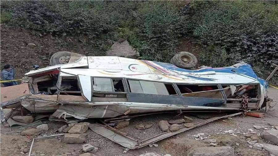 નેપાળમાં  ભયાનક અકસ્માત: મુસાફરોથી ભરેલી બસ રસ્તા પરથી સરકીને નદીમાં પડી, 32 લોકોના મોત