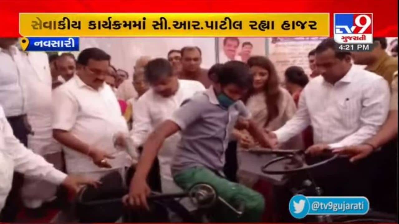 નવસારીમાં 710 દિવ્યાંગોને સાધન સહાય, 78 દિવ્યાંગોને નોકરીના પ્રમાણપત્રો અપાયા