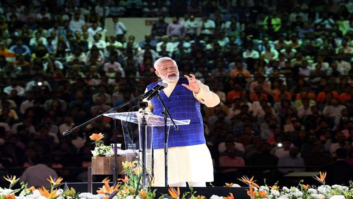 Surat : પીએમ મોદીની સુરતીઓને ખાસ અપીલ, આ દિવાળી વોકલ ફોર લોકલને બનાવો જીવન મંત્ર