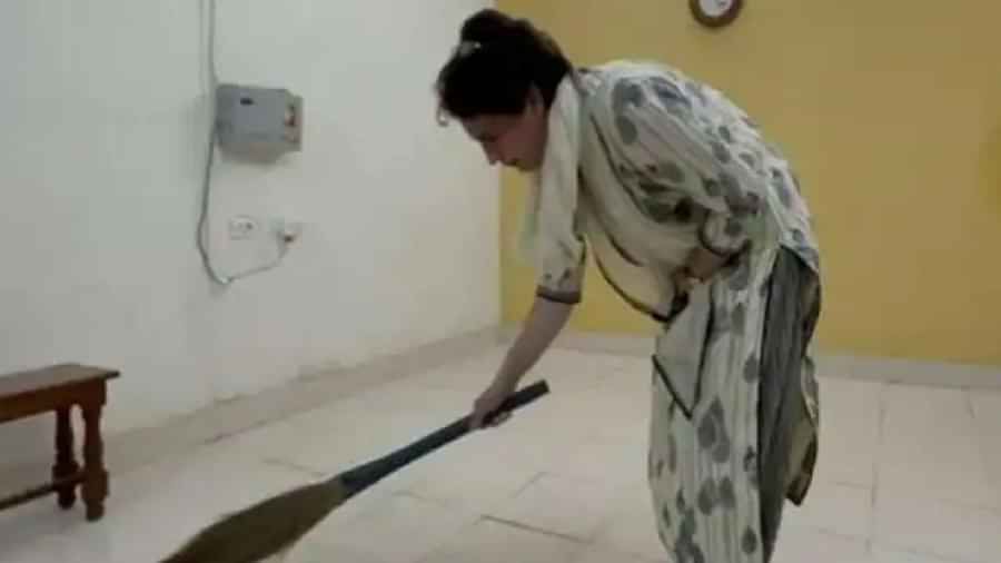 Priyanka Gandhi Viral Video: પ્રિયંકા ગાંધીને કેમ લગાવવું પડ્યુ ઝાડુ ? હવે વાયરલ વીડિયોને લઇને તપાસના આદેશ જાહેર