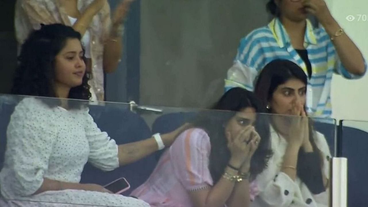 રોહિત શર્મા ન્યૂઝીલેન્ડ સામે ઓપનિંગ કરવા આવ્યો ન હતો, તેના બદલે તે ત્રીજા નંબર પર બેટિંગ કરવા ગયો હતો. તે તેના પહેલા જ બોલ પર ગોલ્ડન ડક મેળવવાનો હતો, જો કે તે બાલ-બાલ બચી ગયો હત. આ દરમિયાન, તે તેની પત્નીની પ્રતિક્રિયા જોવાનો હતો જે ખૂબ જ ડરી ગઈ હતી.