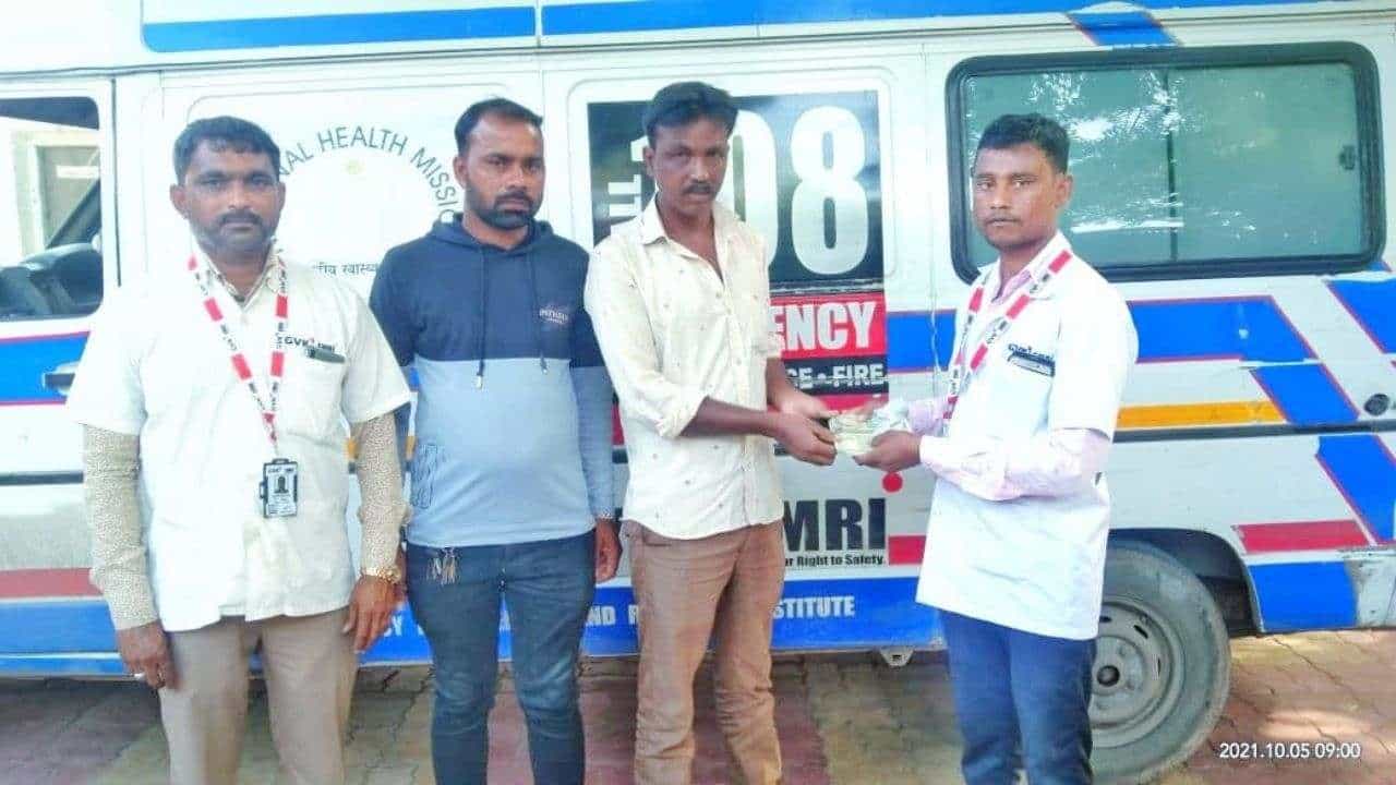 108 ના સ્ટાફની કાબિલ-એ-તારીફ ઇમાનદારી : અકસ્માતમાં ઇજાગ્રસ્ત દર્દીના આટલા રૂપિયા પરિવારને કર્યા પરત