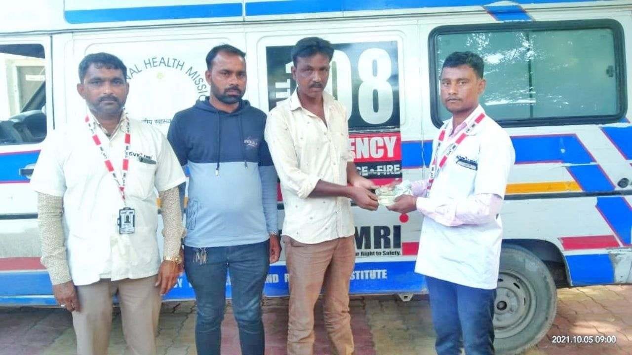 108 ના સ્ટાફની કાબિલ-એ-તારીફ ઇમાનદારી : અકસ્માતમાં ઇજાગ્રસ્ત દર્દીના આટલા રૂપિયા પરિવારને કર્યા પરત