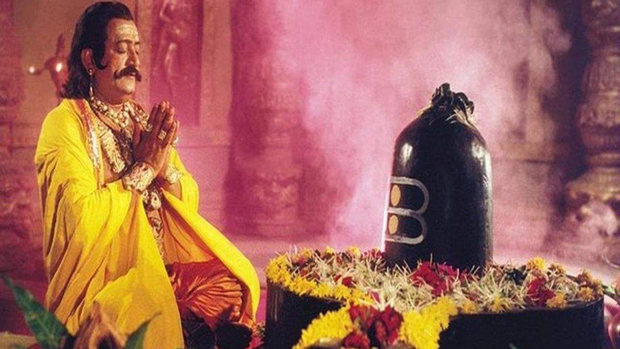 ઓ જ્યારે રાવણ તરીકેના શુટીંગ માટે રવાના થતા એ પહેલા તેઓ રામના ફોટા સમક્ષ પ્રાર્થના કરતા હતા. રામને તેઓ પ્રાર્થના કરતા હતા કે, રામજી તમારા સારા પણાને સમાજ સામે રાખી શકવાનો પ્રયાસ કરી શકુ એવી નકારાત્મકતા મારામાં ઉપસાવજો. તેઓ રામના ફોટા સમક્ષ પહેલા થી માફી માંગી લેતા કે શુટીંગ દરમ્યાન ભગવાન રામને ગાળો દેવાની છે.