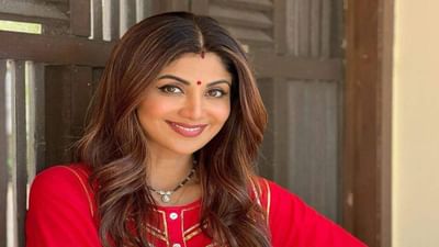 શિલ્પા શેટ્ટી (Shilpa Shetty) એ તેમના ઈન્સ્ટાગ્રામ પર લાલ સૂટમાં ટ્રેડિશનલ લુકમાં પોતાની એક તસ્વીર શેર કરી છે. તેમના ચહેરા પરનું સુંદર સ્મિત તેમના ચાહકોને દિવાના બનાવી રહ્યું છે.