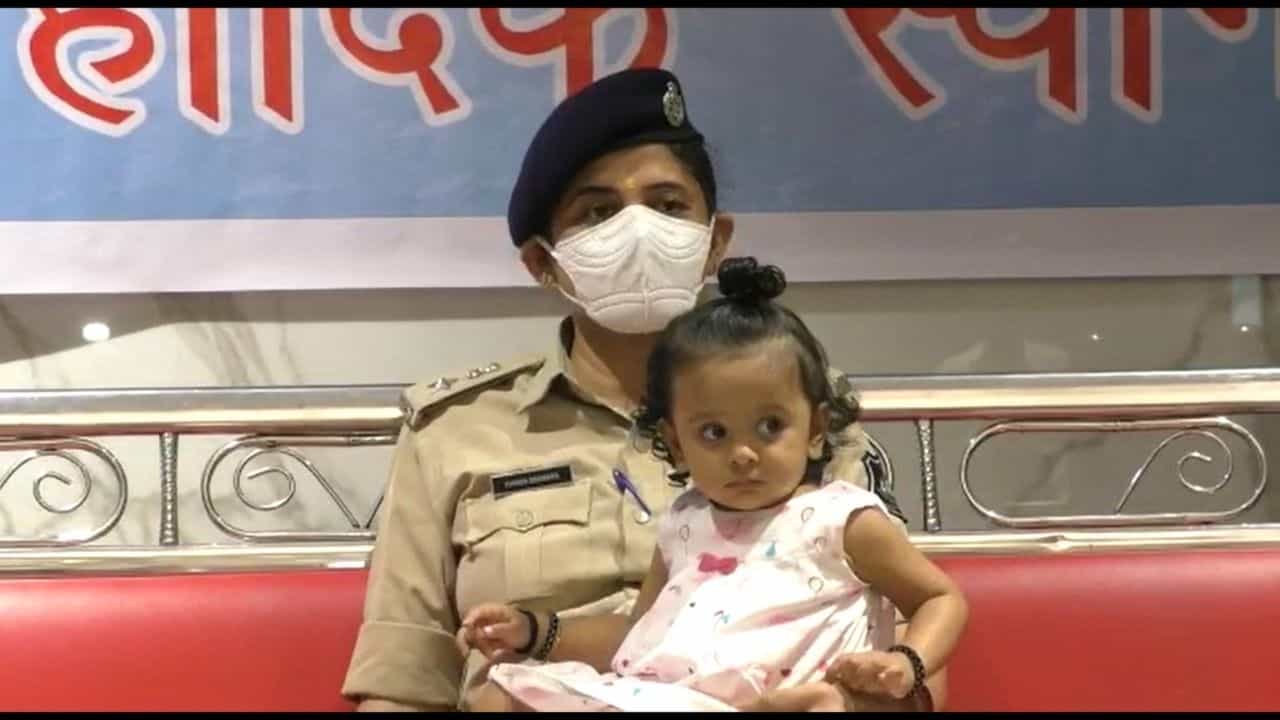 Surat: ગુડ ટચ બેડ ટચ અંગે સમજ આપતો કાર્યકમ યોજાયો, મહિલા DCP તેમની બાળકી સાથે રહયા હાજર