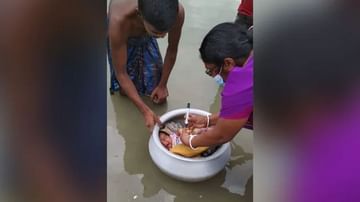 આ પિતા અને આરોગ્યકર્મીને સલામ ! ચારે તરફ ભરાયેલા પાણીમાં બાળકને વાસણમાં લઇ જઇ આપી પોલિયોની રસી, Video થયો Viral