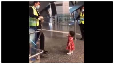 Video : આ ક્યુટ ગર્લે ઈન્ટરનેટ પર મચાવી ધમાલ, એરપોર્ટ સિક્યુરિટી ગાર્ડ પાસે તેના માસીને મળવા માંગી રહી છે પરમિશન !