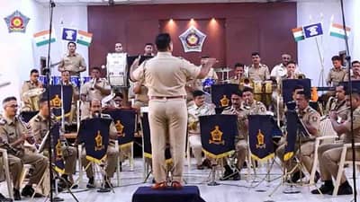 Mumbai Police Band : મુંબઇ પોલીસના જવાનોએ મેરે સપનો કી રાની સોન્ગ કર્યુ રિક્રિએટ, વીડિયો થયો વાયરલ
