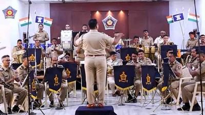 Mumbai Police Band : મુંબઇ પોલીસના જવાનોએ મેરે સપનો કી રાની સોન્ગ કર્યુ રિક્રિએટ, વીડિયો થયો વાયરલ