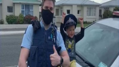 OMG ! બાળકના હાથમાં આવી ગયો ફોન, પોલીસને કોલ લગાવીને કહ્યુ મારા રમકડાં જોવા આવો, પછી થયું આ