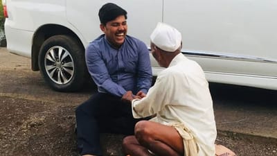 વૃદ્ધ વ્યક્તિ સાથે જમીન પર બેસીને વાત કરતા જોવા મળ્યા IAS, લોકોએ કર્યા વખાણ