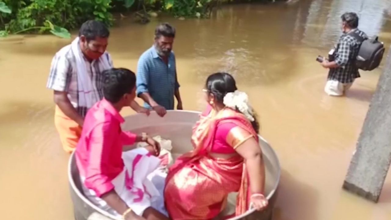 Kerala Viral Video : ચારે તરફ ભરાયેલું હતું પાણી, લગ્નના મંડપમાં પહોંચવા માટે વાસણમાં બેસી કપલે કરી મુસાફરી