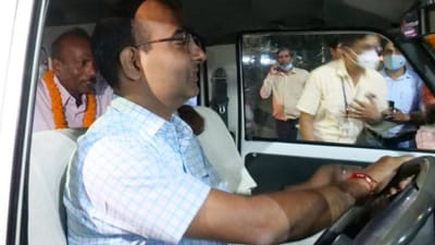 Viral Video: જેમના માટે જીવનભર ગાડી ચલાવી તેમણે નિવૃત્તિના સમયે આપી એવી વિદાઇ, જોઇને ભાવુક થયા સૌ કોઇ