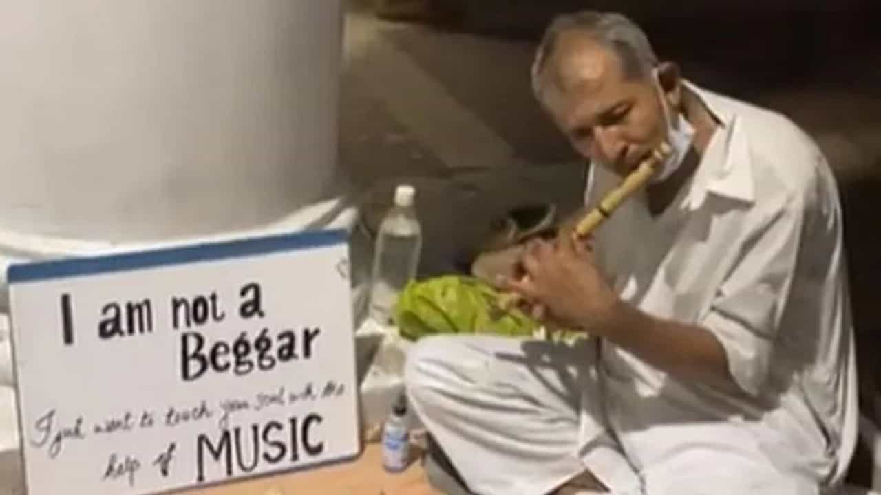 Viral Video : વૃદ્ધ વ્યક્તિએ વગાડી એવી વાંસળી સાંભળીને લોકો બોલ્યા આ છે રીયલ ટેલેન્ટ