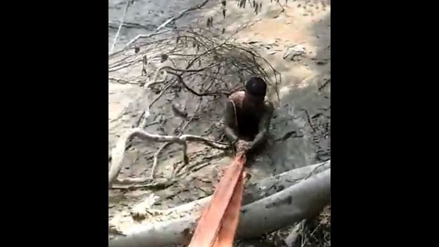 Rescue Video : યમુનાના દલદલમાં ફસાઇ વ્યક્તિ, દિલ્લી પોલીસના જવાને બહાદૂરી પૂર્વક બચાવ્યો જીવ