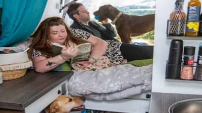 Travelling Lovers : ફરવા માટે આ કપલે છોડી દીધો 1.5 કરોડનો બંગલો, વાનમાં ઘર બનાવી ફરી રહ્યા છે દુનિયા