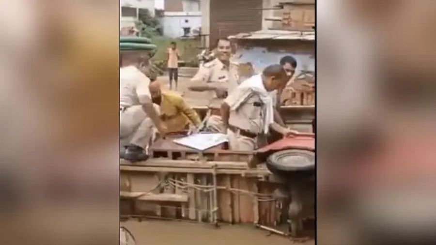 Viral Video : પોલીસકર્મીઓ ઇ-રિક્શામાં જઇ રહ્યા હતા અને અચાનક તે પલટી ગઇ, સોશિયલ મીડિયામાં વીડિયોની હકીકતને લઇને વિવાદ