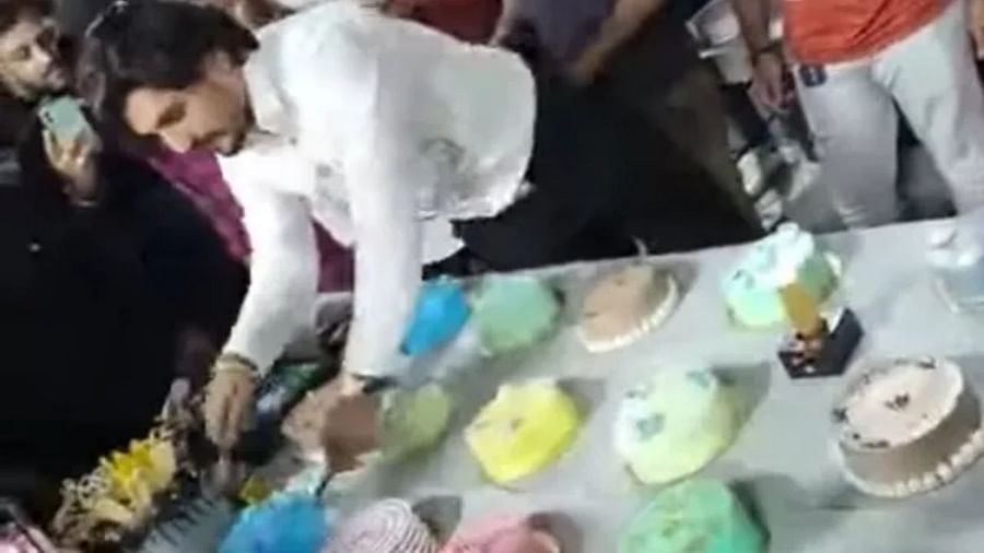 પોતાના જન્મદિવસ પર એકસાથે 550 કેક કાપનાર બર્થડે બોય સામે નોંધાઇ ફરિયાદ, વીડિયો વાયરલ થયા બાદ હંગામો