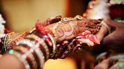 પત્ની પૈસા અને ફોન! પત્નીને બે લાખમાં વેચીને પતિએ ખરીદ્યો મોંઘો સ્માર્ટફોન, 2 મહિના પહેલા જ થયા હતા લગ્ન