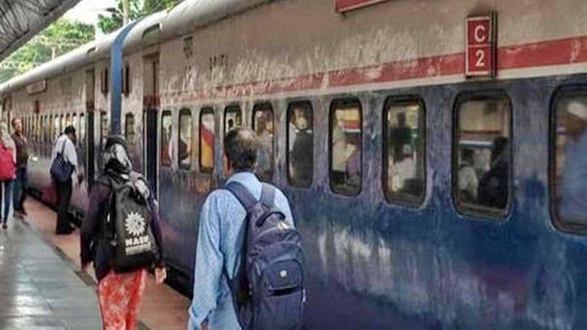 Indian Railway: 'યાત્રી કૃપા કરી ધ્યાન આપે, યાત્રા દરમ્યાન જાણી લો લગેજને લાગતી ખાસ વાત' લગેજને લઈને રેલ મંત્રાલયે આપી સલાહ, આ રીતે લો લાભ Indian Railway: 'યાત્રી કૃપા કરી ધ્યાન આપે, યાત્રા દરમ્યાન જાણી લો લગેજને લાગતી ખાસ વાત' લગેજને લઈને રેલ મંત્રાલયે આપી સલાહ, આ રીતે લો લાભ