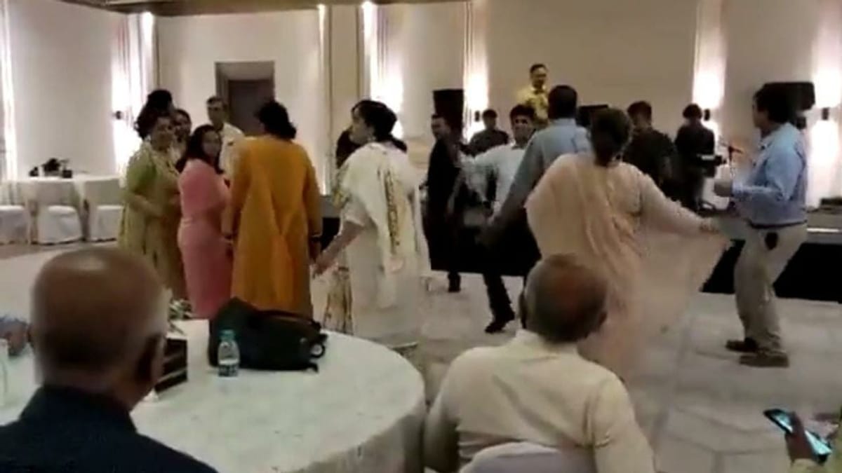 Shocking Video: પાર્ટીમાં ડાન્સ કરતા-કરતા આ ડોક્ટર ઢળી પડ્યા, હાર્ટએટેક આવવાથી ક્ષણવારમાં થયુ મોત