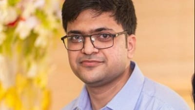 UPSC 2020 પરીક્ષાનું પરિણામ જાહેર થયું છે. દર વર્ષે લાખો ઉમેદવારો આ પરીક્ષા આપે છે પરંતુ માત્ર થોડા ઉમેદવારોને જ ઇચ્છિત સફળતા મળે છે. આ વખતેનું અંતિમ પરિણામ જાહેર થતાં જ ઝારખંડના ઝારિયામાં રહેતા જલુકા પરિવારમાં ખુશીની લહેર દોડી ગઈ હતી. આ પરિવારના યશ જલુકાએ યુપીએસસી પરીક્ષામાં ચોથું સ્થાન પ્રાપ્ત કરીને સમગ્ર પરિવારનું નામ રોશન કર્યું છે.