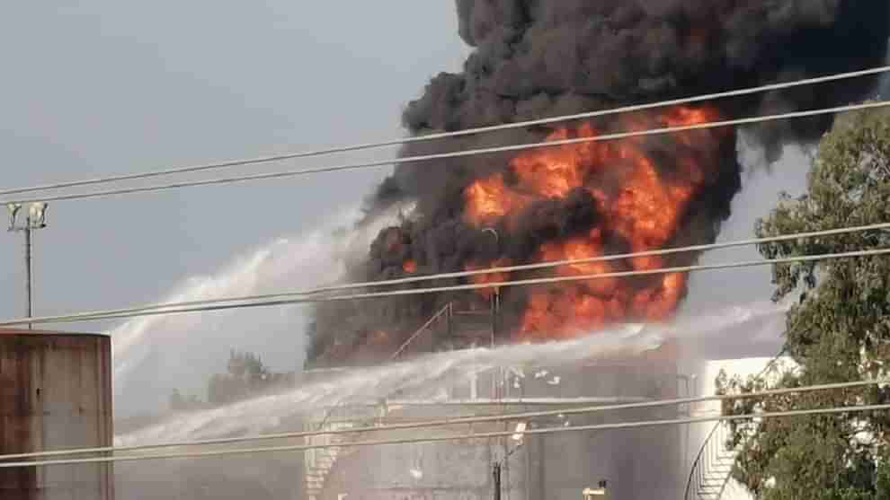 Lebanon: ઉર્જા સંકટ વચ્ચે, ઓઇલ ફેસેલીટીમાં લાગી ભીષણ આગ,  લોકોને બચાવવામાં લાગ્યા રેસ્ક્યૂ વર્કર્સ