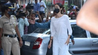 NCB એ આજે ​​બોલિવૂડ અભિનેત્રી અનન્યા પાંડે (Ananya Panday) ના ઘરે દરોડો પાડ્યા છે. આ દરોડા બાદ હવે NCB ઓફિસે અનન્યા પાંડે પૂછપરછ માટે પહોંચી છે.