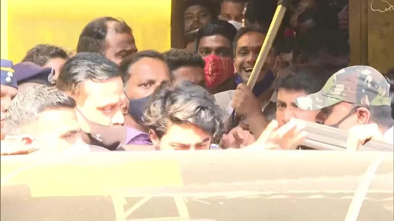 આર્યન ખાન મુંબઈની આર્થર રોડ જેલમાં બંધ હતો. જેલમાંથી બહાર આવતા આર્યનની તસવીરો સામે આવી છે. જેમાં તે જેલમાંથી બહાર આવતાની સાથે જ રેન્જ રોવર કારમાં પાછળની સીટમાં બેઠો હતો.