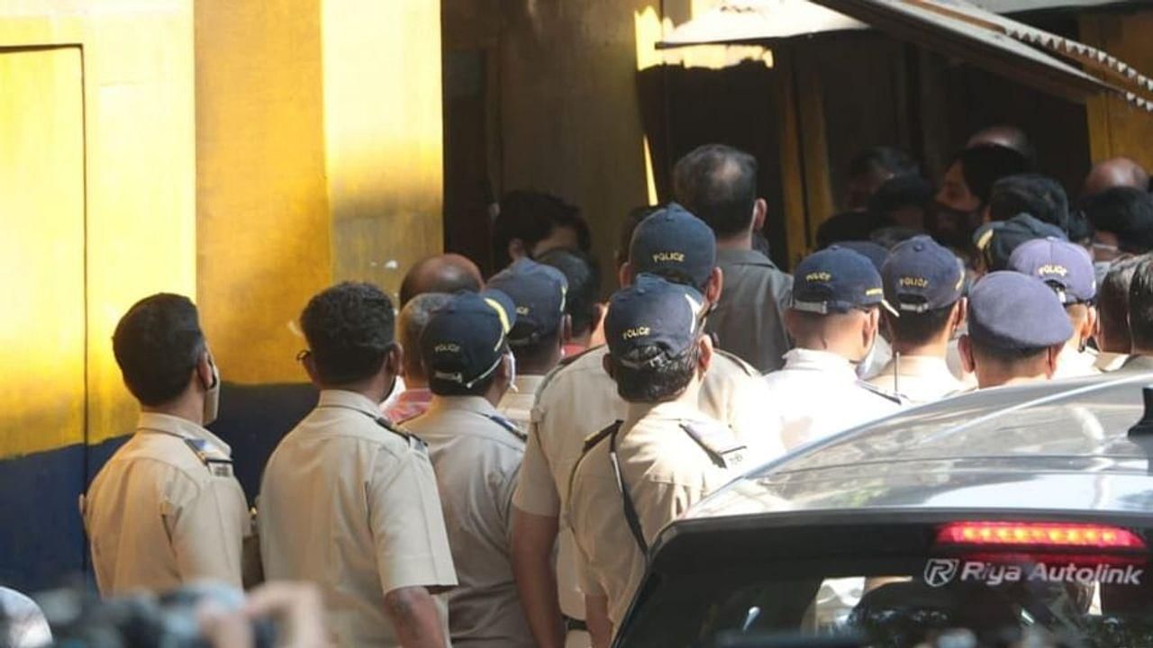 આર્યન હવે મન્નત માટે રવાના થઈ ગયો છે. તમને જણાવી દઈએ કે, શાહરૂખ ખાન અને ગૌરી ખાન પુત્રને લેવા આર્થર રોડ જેલમાં પહોંચ્યા હતા. 