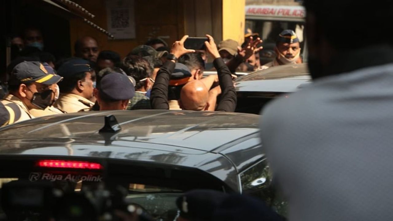 NCBએ 2 ઓક્ટબરના રોજ ક્રુઝ ડ્રગ્સ પાર્ટી પર દરોડ પાડીને આર્યન ખાનની ધરપકડ કરી હતી.